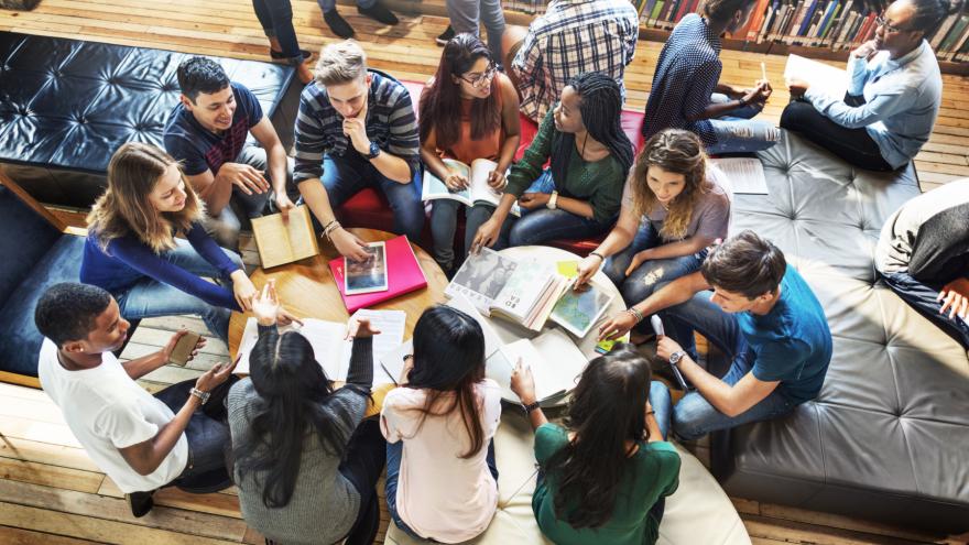 Grupo de estudiantes trabajando 