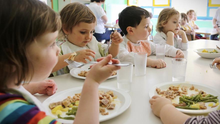 Niños comiendo en el comedor