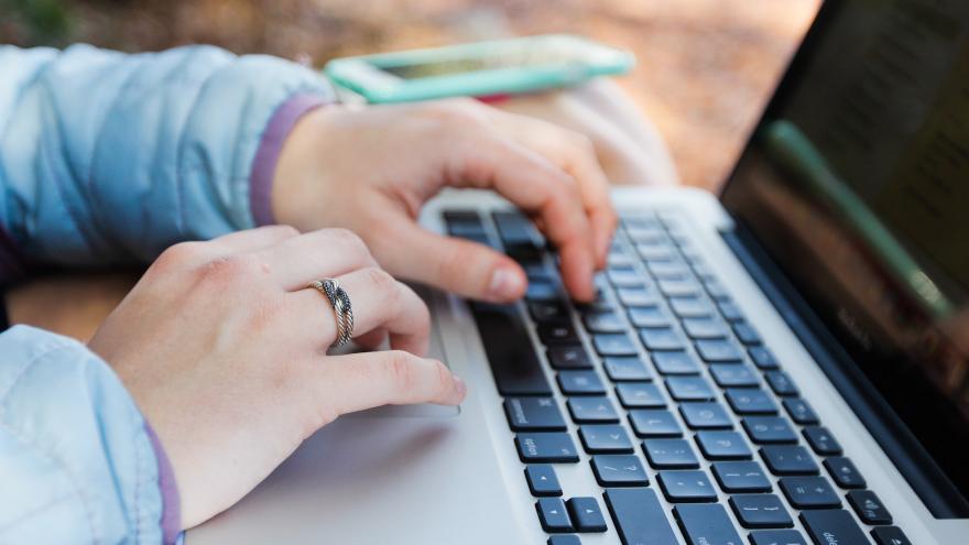 Manos en teclado de ordenador