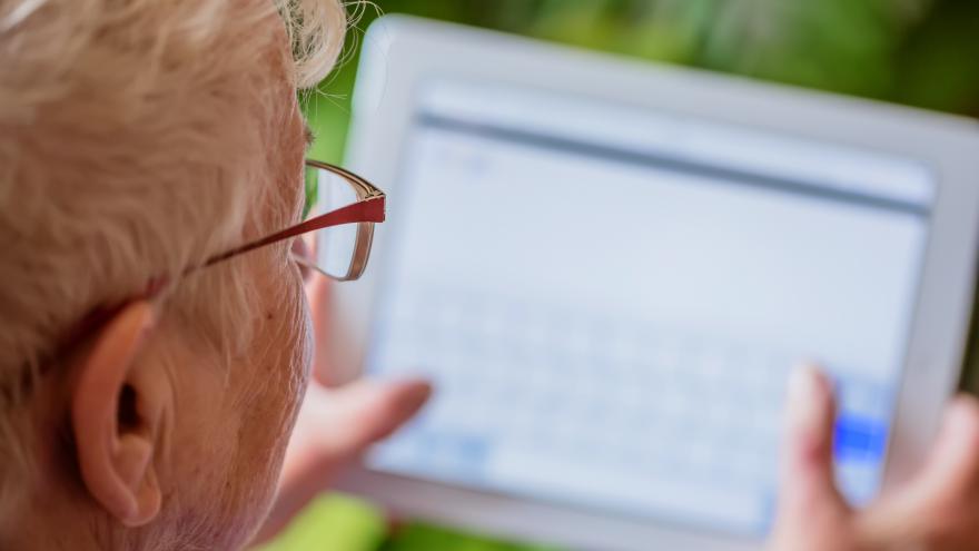 Una persona mayor con una tablet