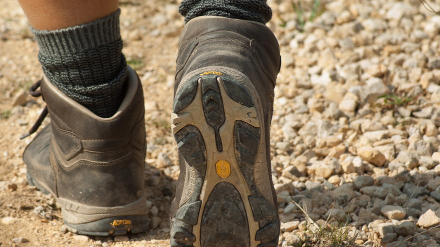 Plano de pies con botas de montaña