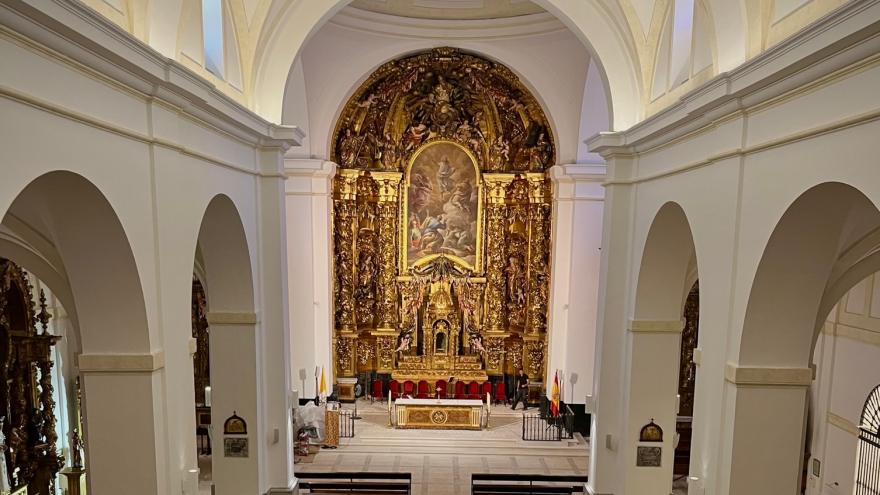 inerior de iglesia con tres naves separadas con columnas y altar mayor al fondo