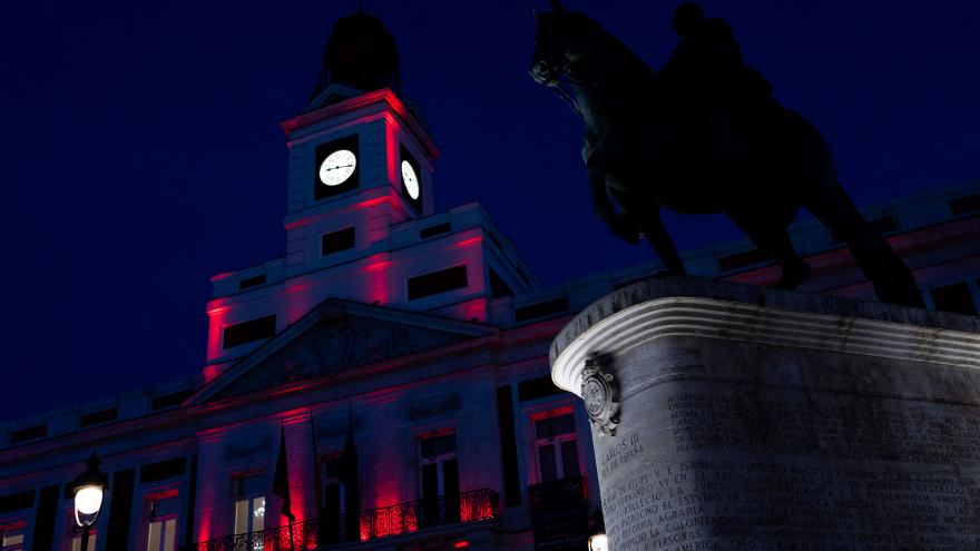La Comunidad de Madrid ilumina de rojo la fachada de la Real Casa de Correos con motivo del Día Mundial de la Hemofilia