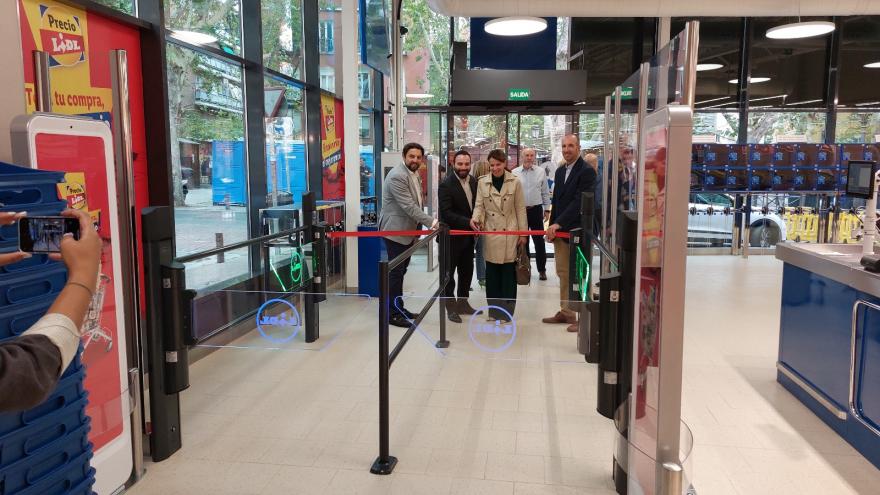 La directora general de Comercio, Consumo y Servicios ha acudido a la presentación del nuevo establecimiento de Lidl