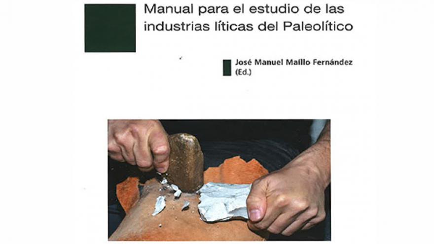 Portada publicación que muestra fotografía en color de dos manos tallando piedra