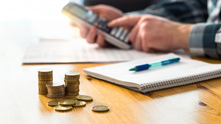 Una persona calculando con una calculadora