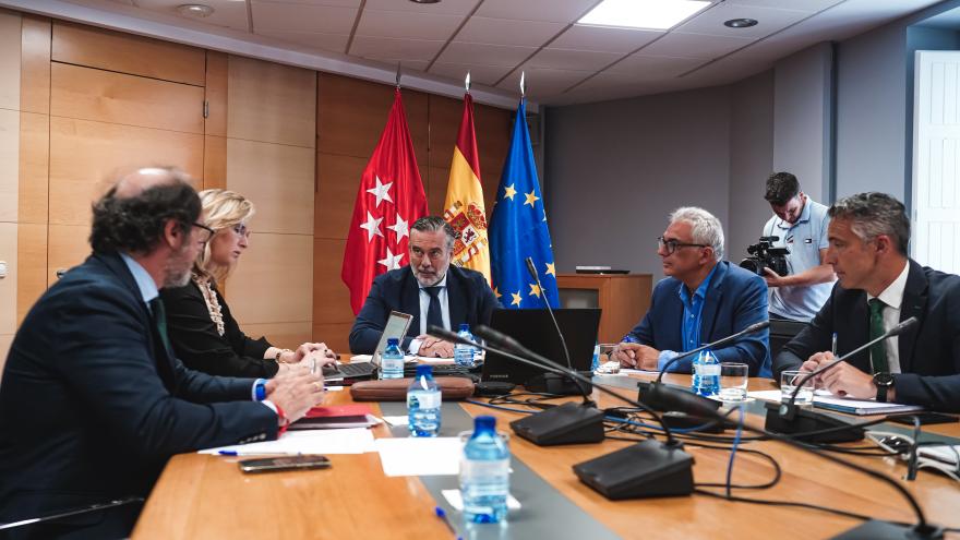 Los consejeros Enrique López, Paloma Martín y Carlos Izquierdo durante la reunión