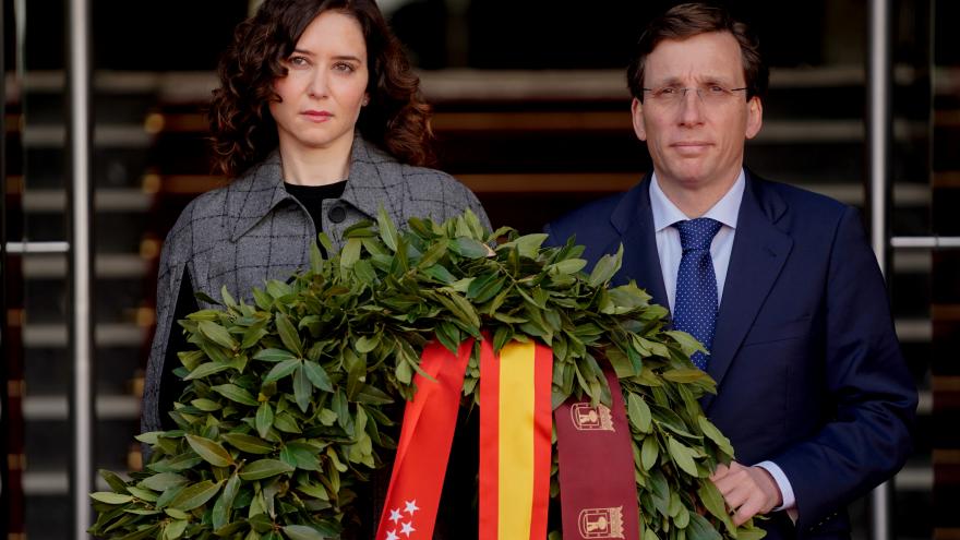 La presidenta y el alcalde cargando la corona de laureles 