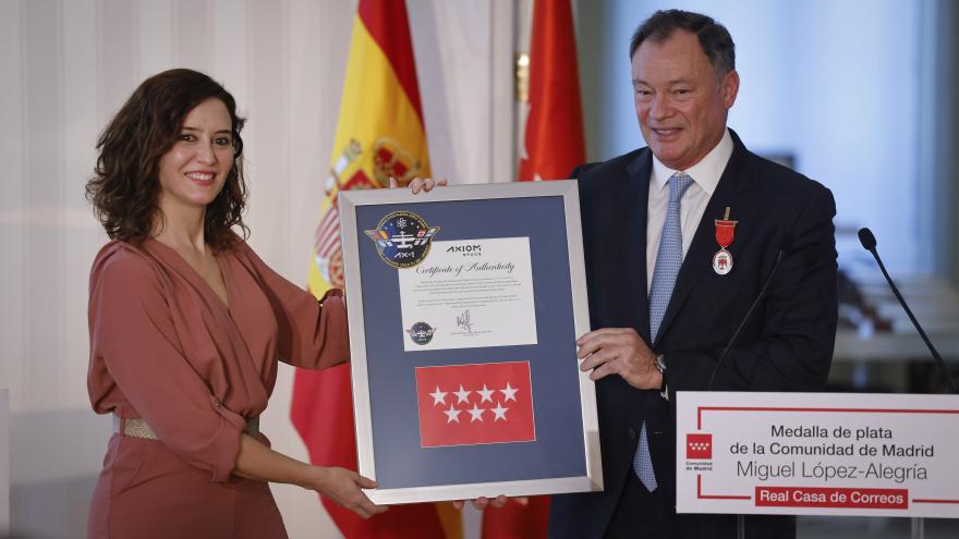 La presidenta recibiendo un presente por parte de López Alegría