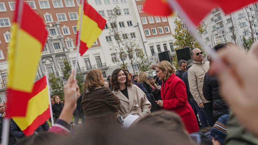 La presidenta entre banderas y público
