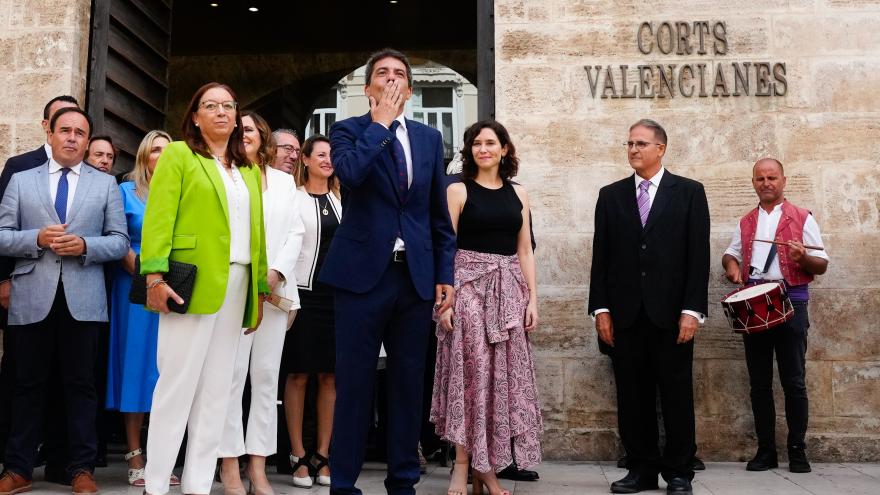 El nuevo presidente de las cortes Valencianas saluda junto a la presidenta Ayuso
