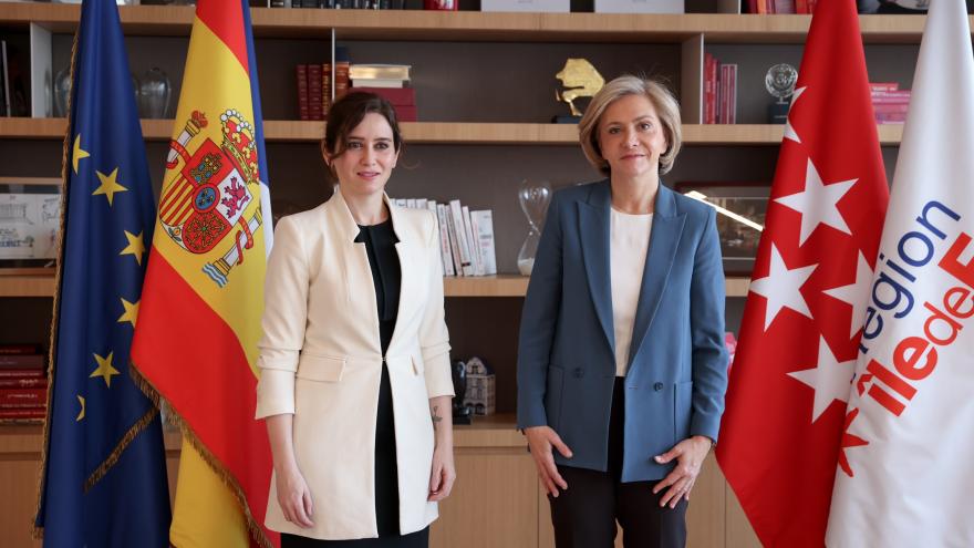 Las presidentas posan junto a las banderas 