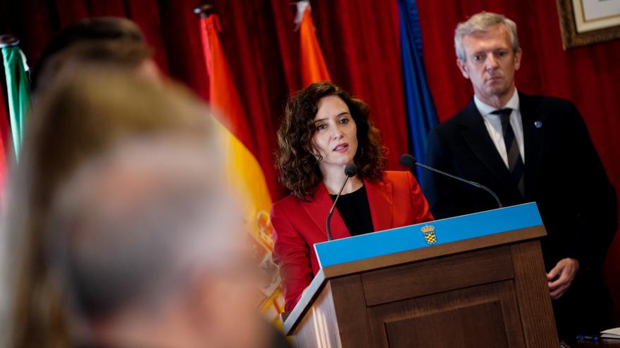 La presidenta firmando el libro de visitas en Ordes, Galicia