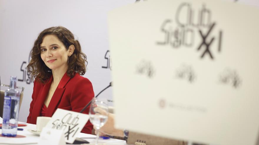 La presidenta sentada en la mesa del foro