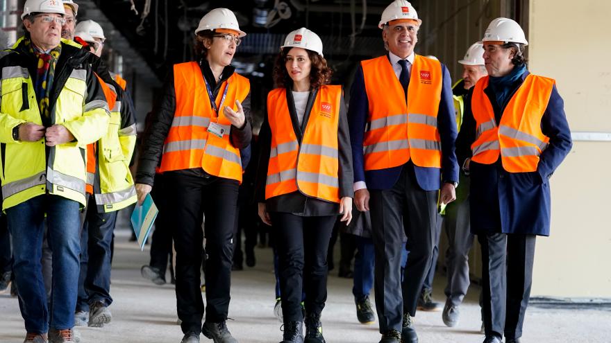 La presidenta camina junto al equipo encargado de las obras 