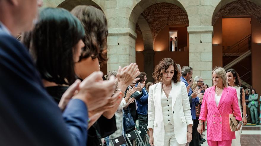 La presidenta camina junto a María del Mar Blanco