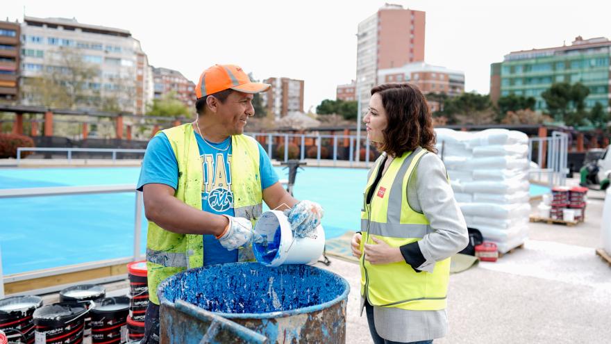 La presidenta conversando con el constructor