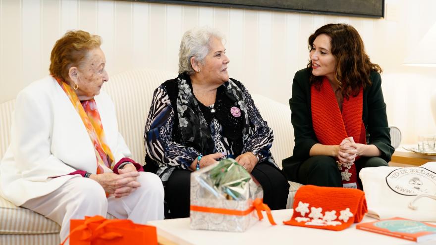 La presidenta conversa con dos señoras de la organización 