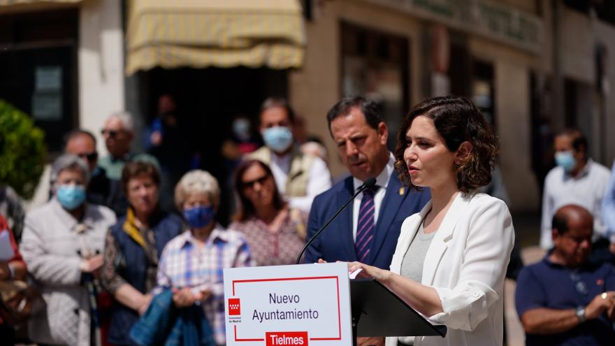 La presidenta junto al alcalde del Ayuntamiento de Tielmes