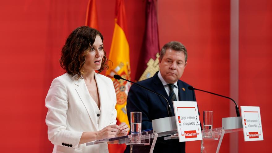 La presidenta con su homólogo de Castilla-La Mancha en la firma