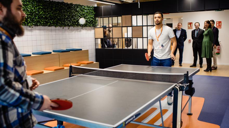 El consejero Javier Lasquetty observa a unos trabajadores de Just Eat jugar ping pong