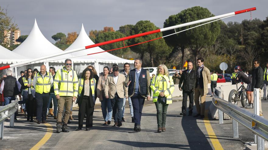 El consejero visitando uno de los puentes