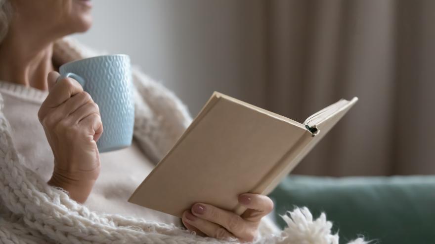 Una señora leyendo un libro