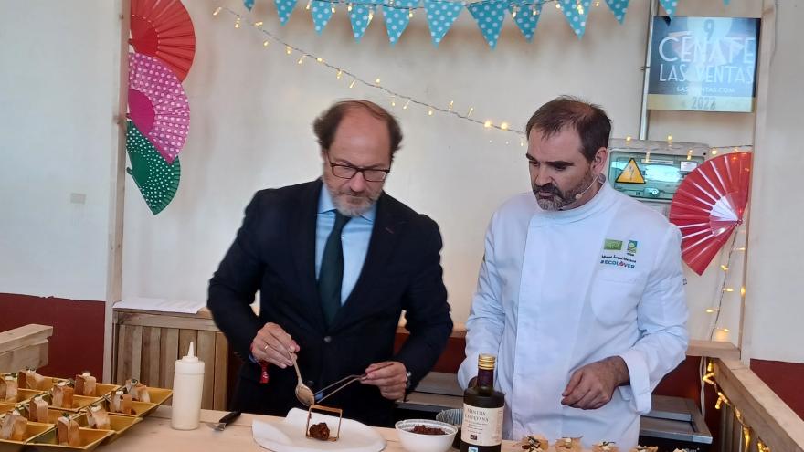 El viceconsejero Mariano González prepara un plato junto al chef