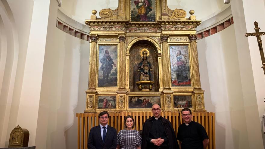 La consejera Marta Rivera delante del retablo restaurado