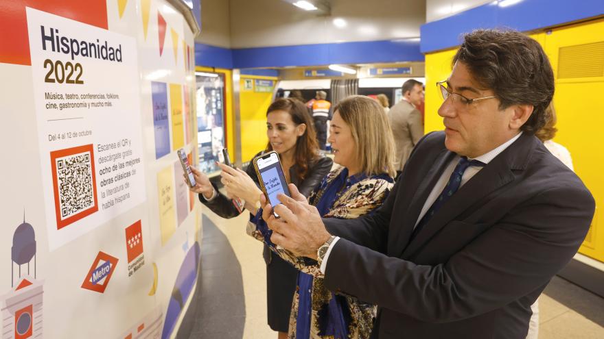 El consejero David Pérez y Marta Rivera descargando un libro