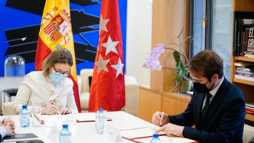 La consejera de Deporte, Marta Rivera, y el presidente de la Asociación de Campos de Golf de Madrid, Íñigo Garamendi, firman un acuerdo