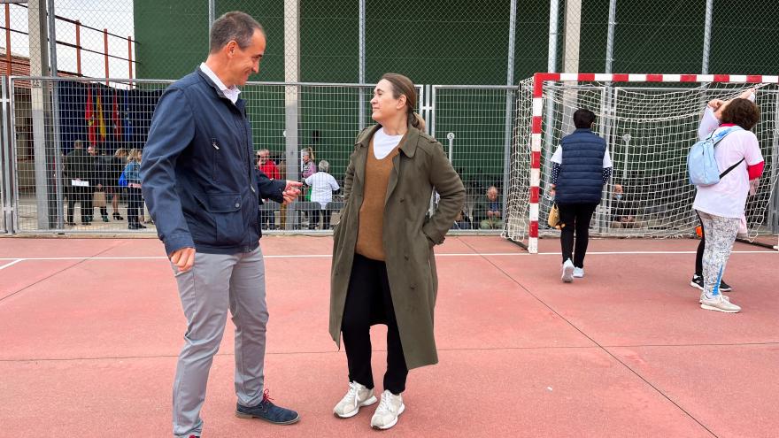 La consejera Marta Rivera conversando en uno de los patios deportivos