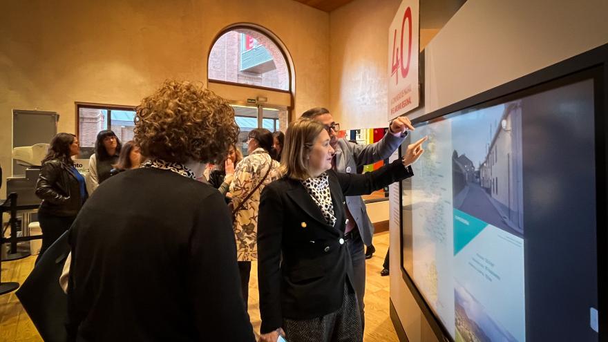 La consejera Marta Rivera mientras observa una pantalla de la exposición