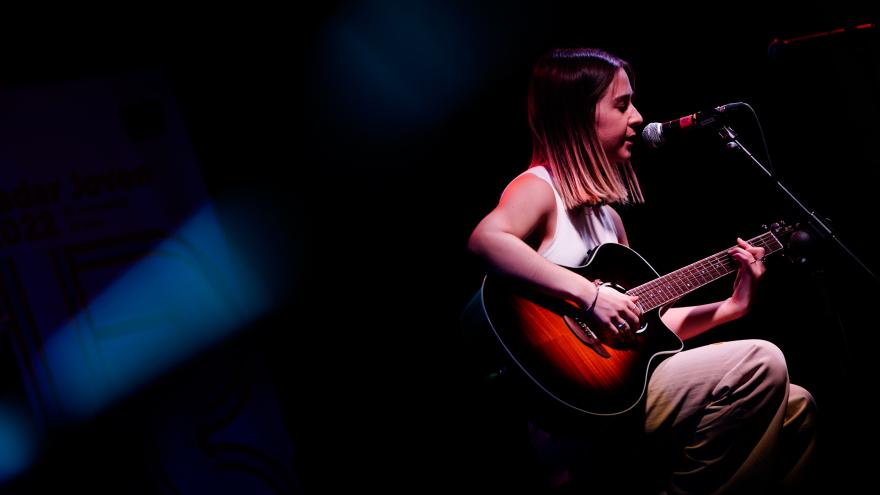 Una chica cantando en el ciclo radar joven 