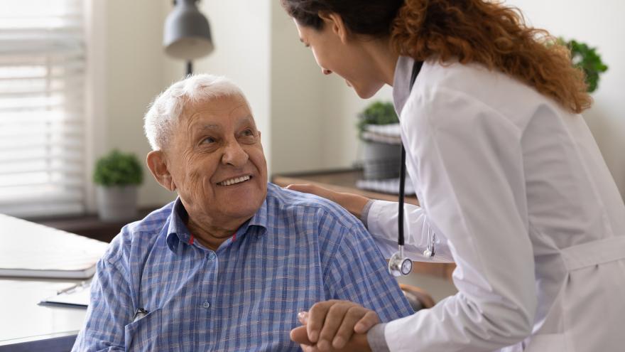 Un señor mayor con una doctora