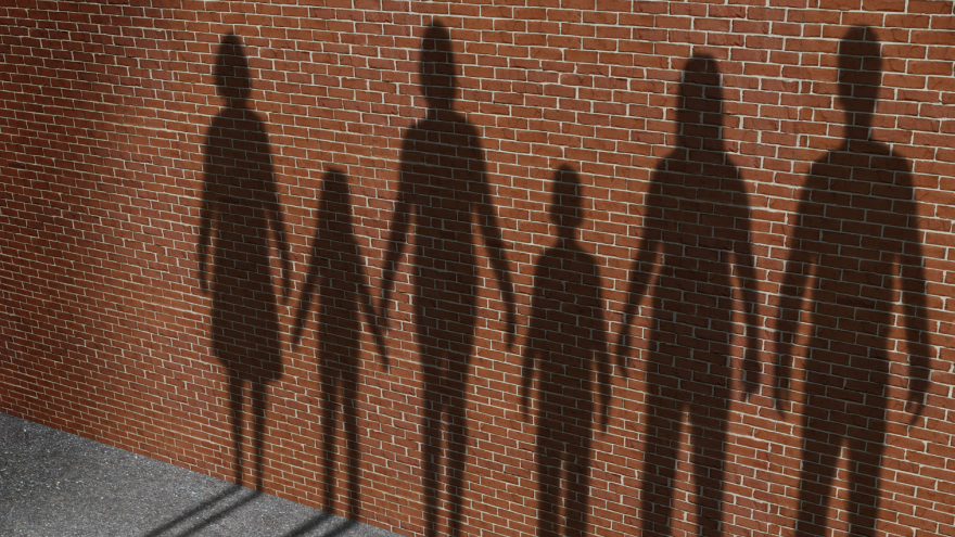 Muro con migrantes