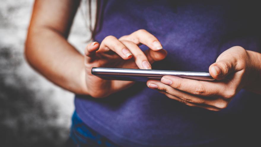 Una mujer con un móvil