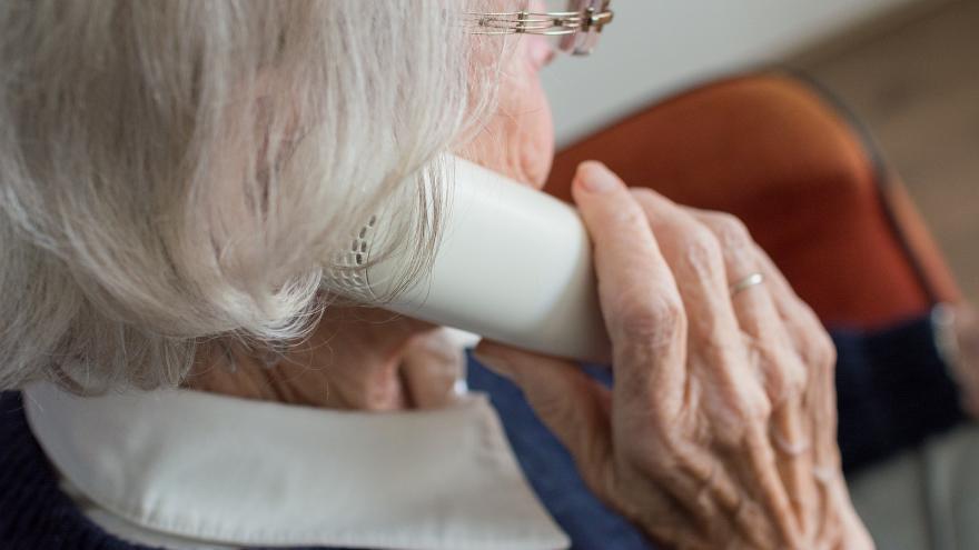  Mujer mayor hablando por teléfono