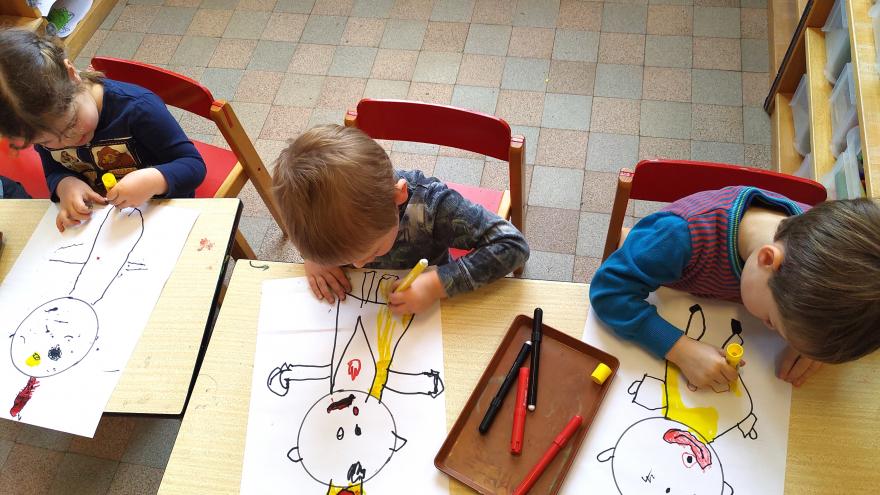 Unos niños de tres años dibujando