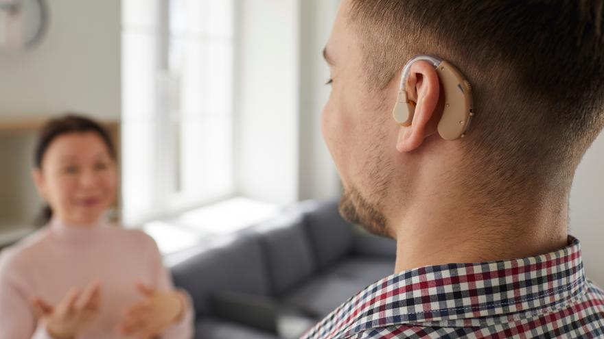 Un joven con su aparto de escuchar