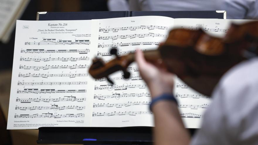 Un violinista tocando una partitura