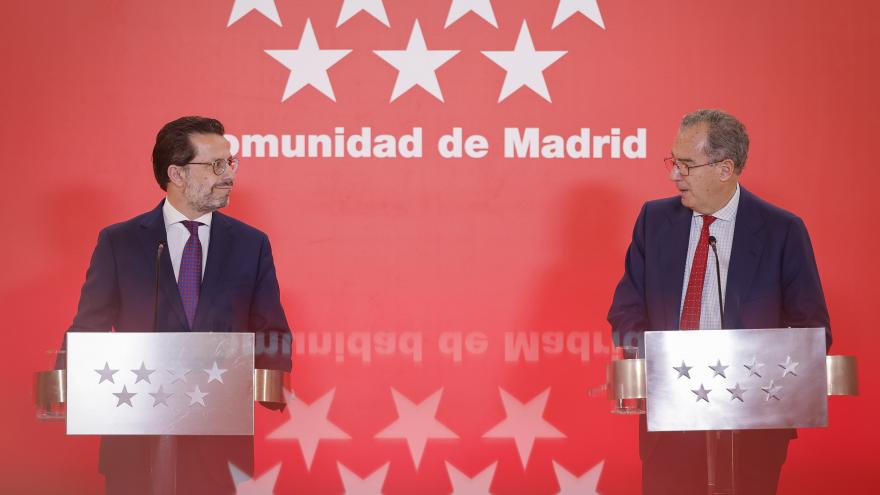 El vicepresidente y el consejero conversan en rueda de prensa