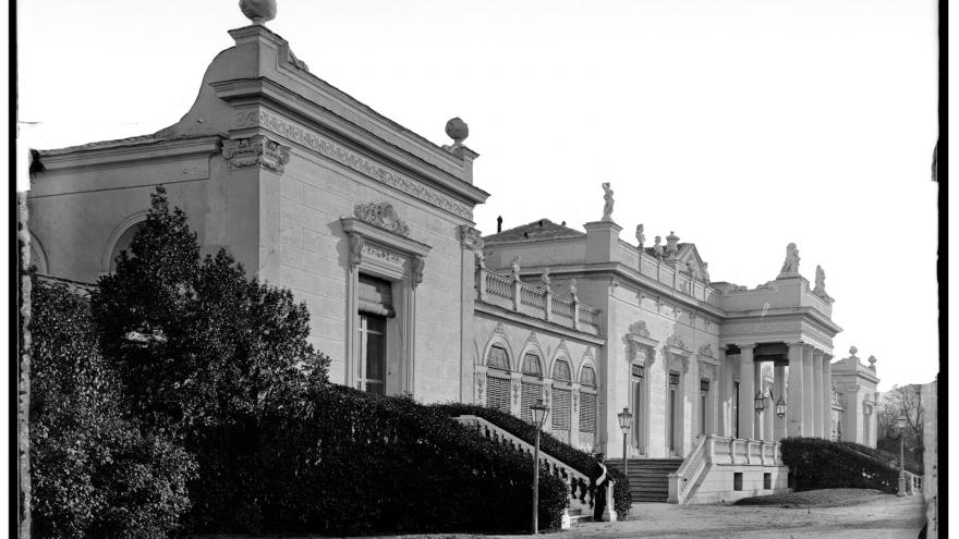 Fachada frontal palacio con escalinata y pórtico columnado