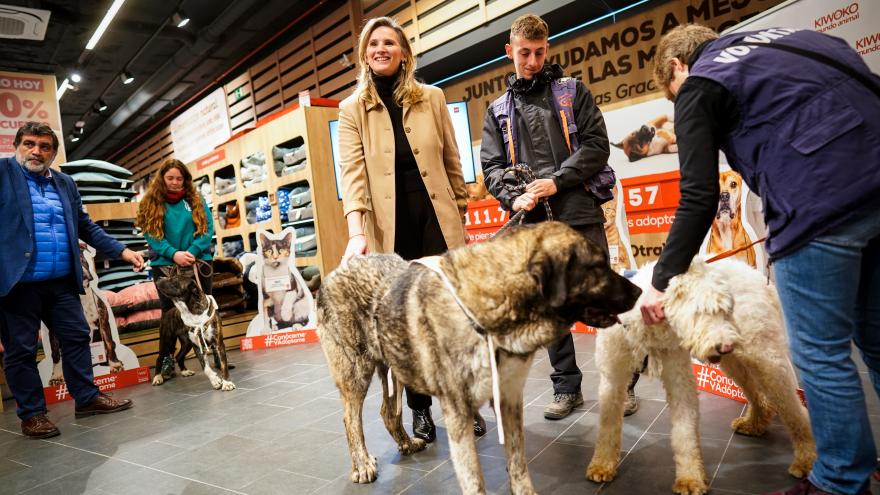 La consejera Paloma Martín con un perrito 