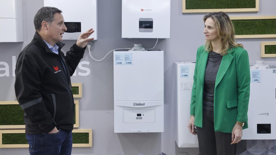 The counselor Paloma Martín observes the boilers in the store
