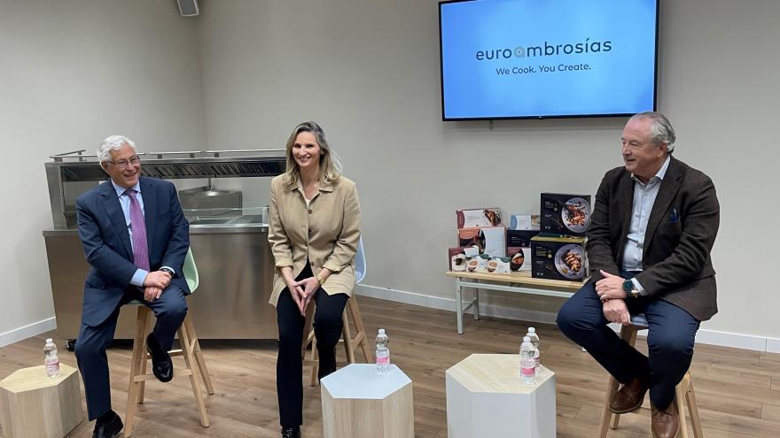 La consejera Paloma Martín durante el encuentro sentada conversando 