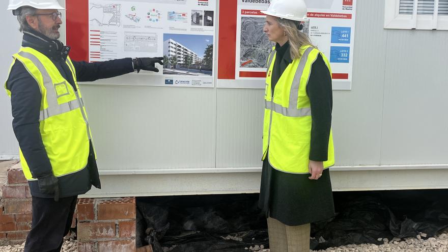 La consejera Paloma Martín estudia los planos de la obra