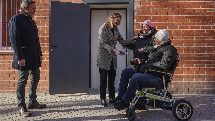 La consejera Paloma Martín saluda a dos de las personas que van a vivir en el espacio