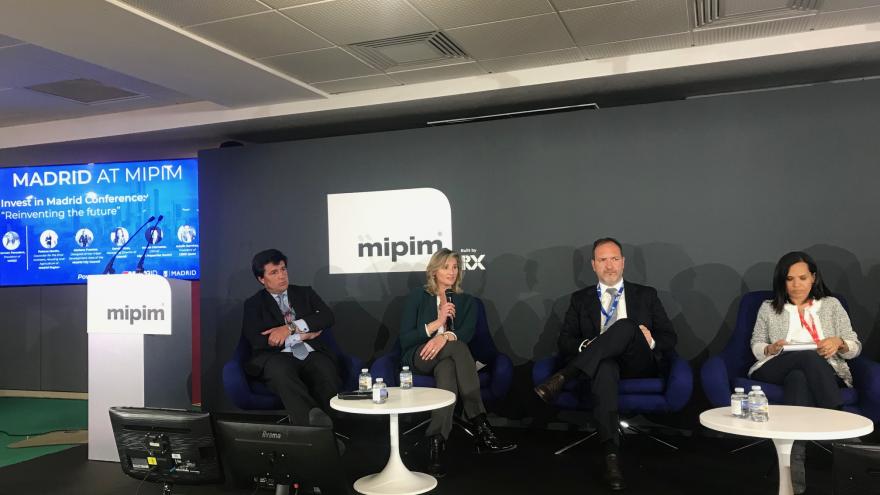 La consejera durante su intervención en la mesa redonda en la Feria MIPIM