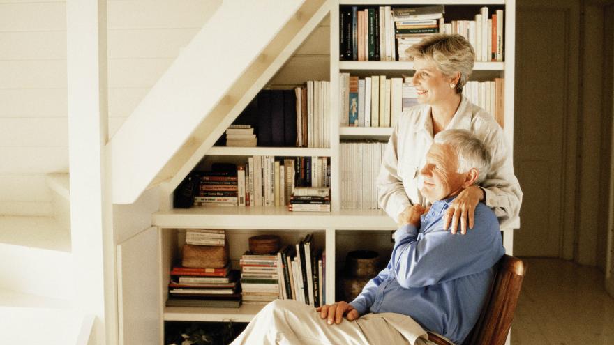 Dos personas mayores en su casa